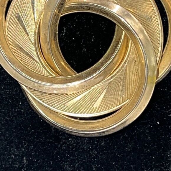 Vintage Swirl Circle Brooch Minimalist Pin Gold-Tone Classic Design Regency Y2K - Picture 6 of 7